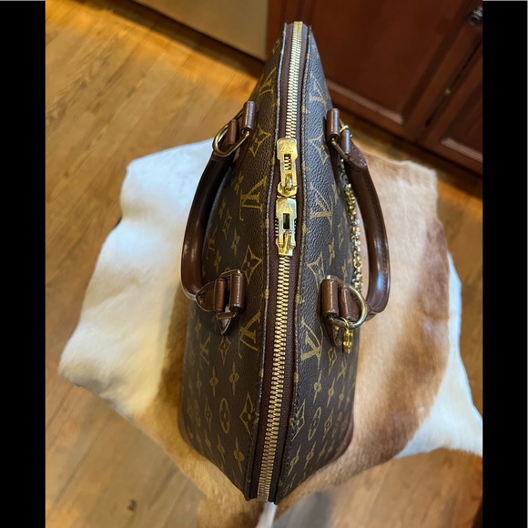 ❗️SOLD❗️🥰💙LV ALMA PM TRENDY SUPER ATTRACTIVE💙🥰 - Picture 8 of 16